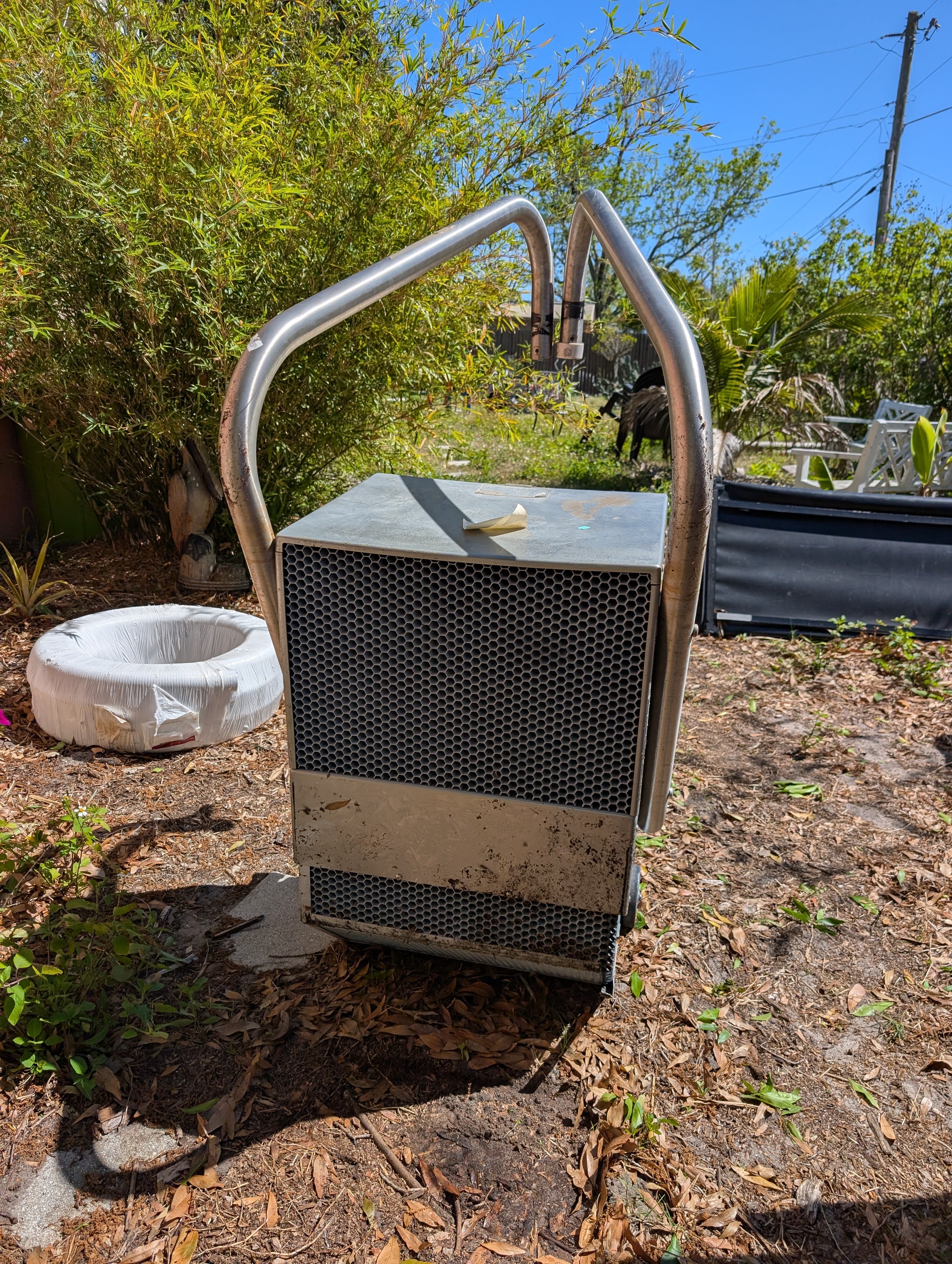 Swimming pool counter current generator